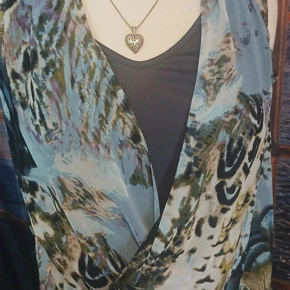 5/$25 Simply very Wang criss cross blue hues animal print sleeveless blouse - Picture 4 of 8